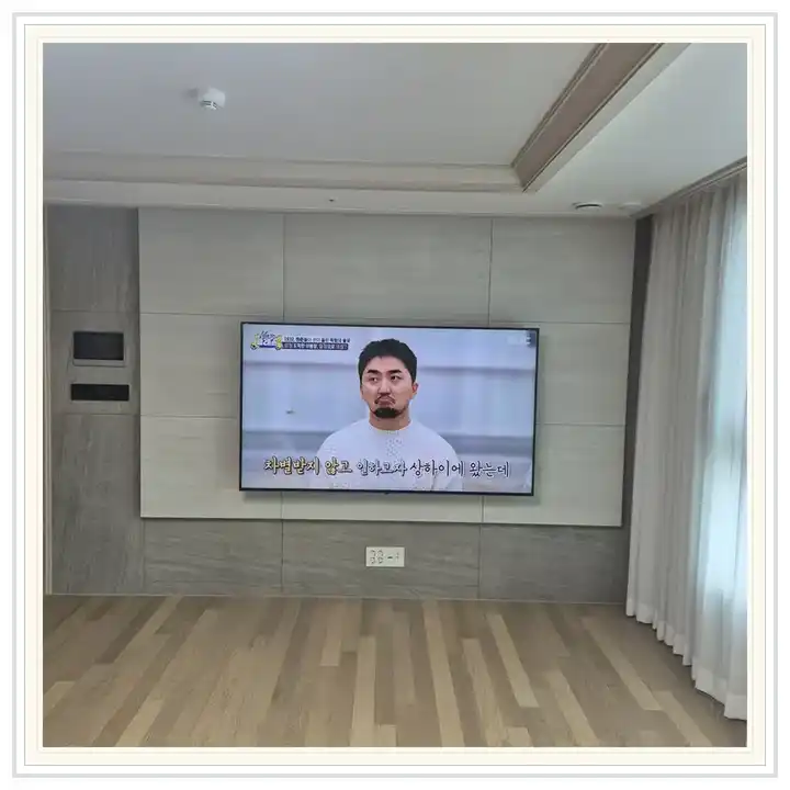 벽걸이TV 거치대 참고 사진 · 서울대입구역더하이브센트럴 설치 조건